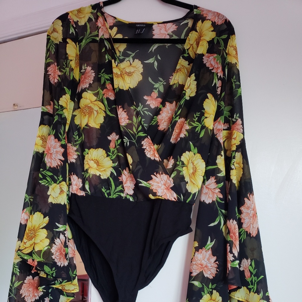 Floral bell-sleeved body suit in size medium